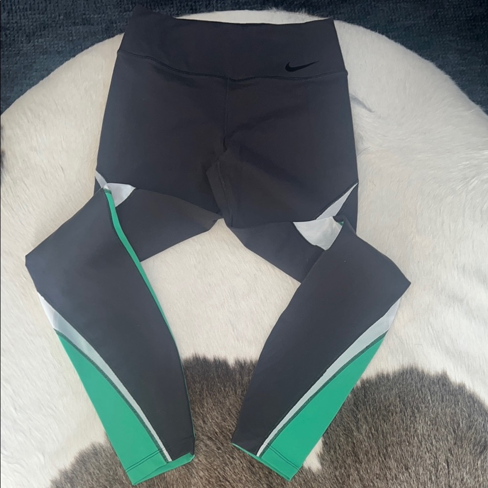 Nike High Waisted Leggings (flattering cut) SMALL